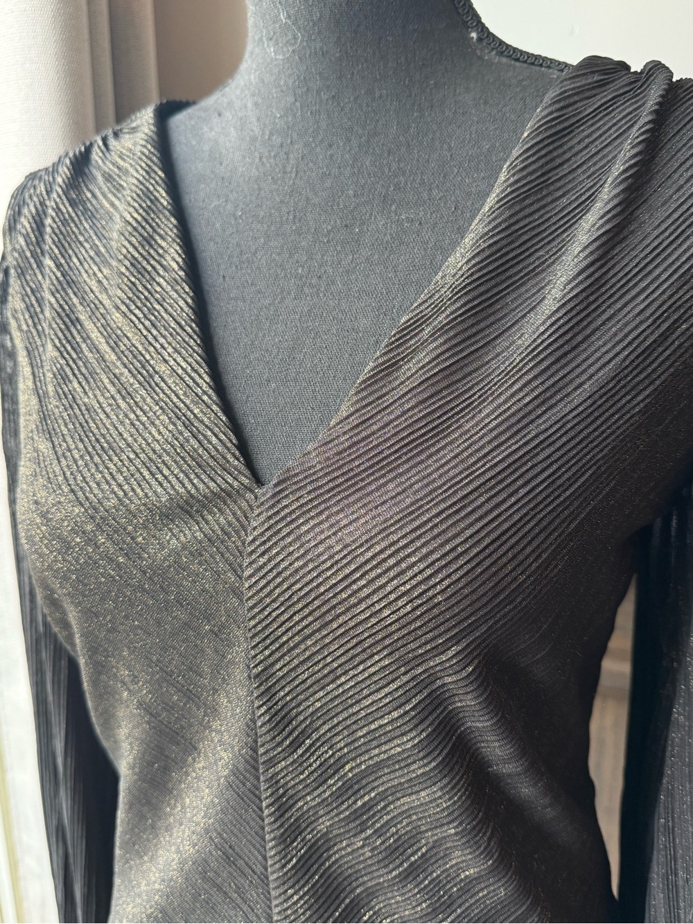 Express Metallic gold and Black Long-Sleeve V-Neck Bodysuit Medium EUC - Picture 2 of 8